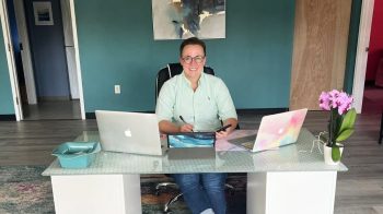 Kelly-Removing-Sticker